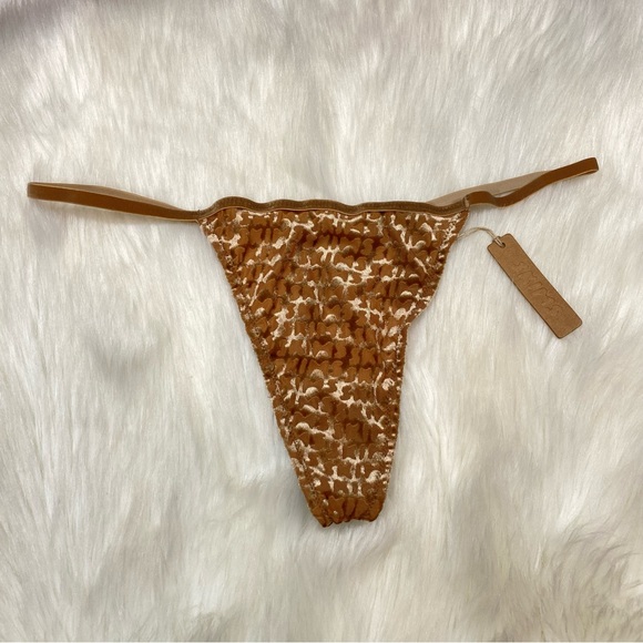 SKIMS Velvet String Thong Chai - Picture 2 of 6